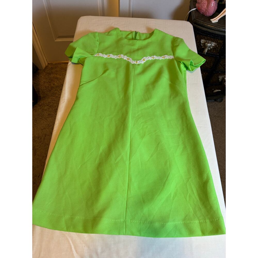 Vintage 60s Mod Lime Green Shift Dress Floral Trim Short Sleeve Retro Size M